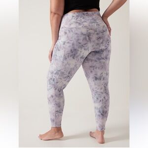 Athleta Hi Rise Salutation Stash Tight Floral Motif Sz XL Gray/White Compression